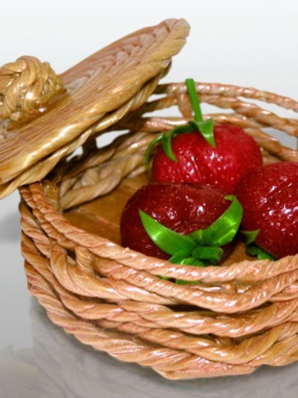 "Лукошко с ягодами" из карамели