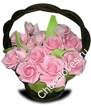 Шоколадная корзина с розовыми розами