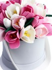 Сладкий подарок с розовыми тюльпанами