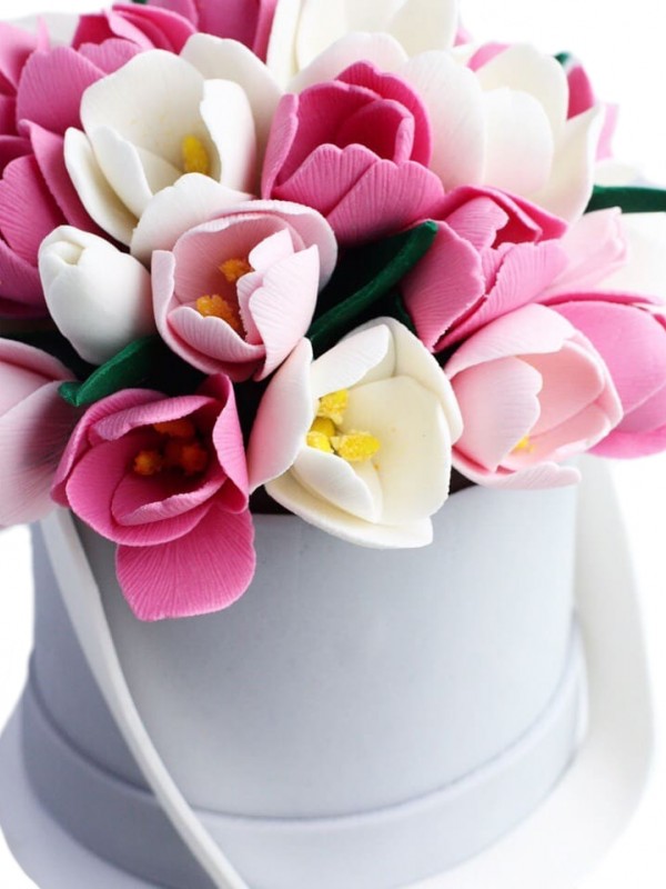 Сладкий подарок с розовыми тюльпанами