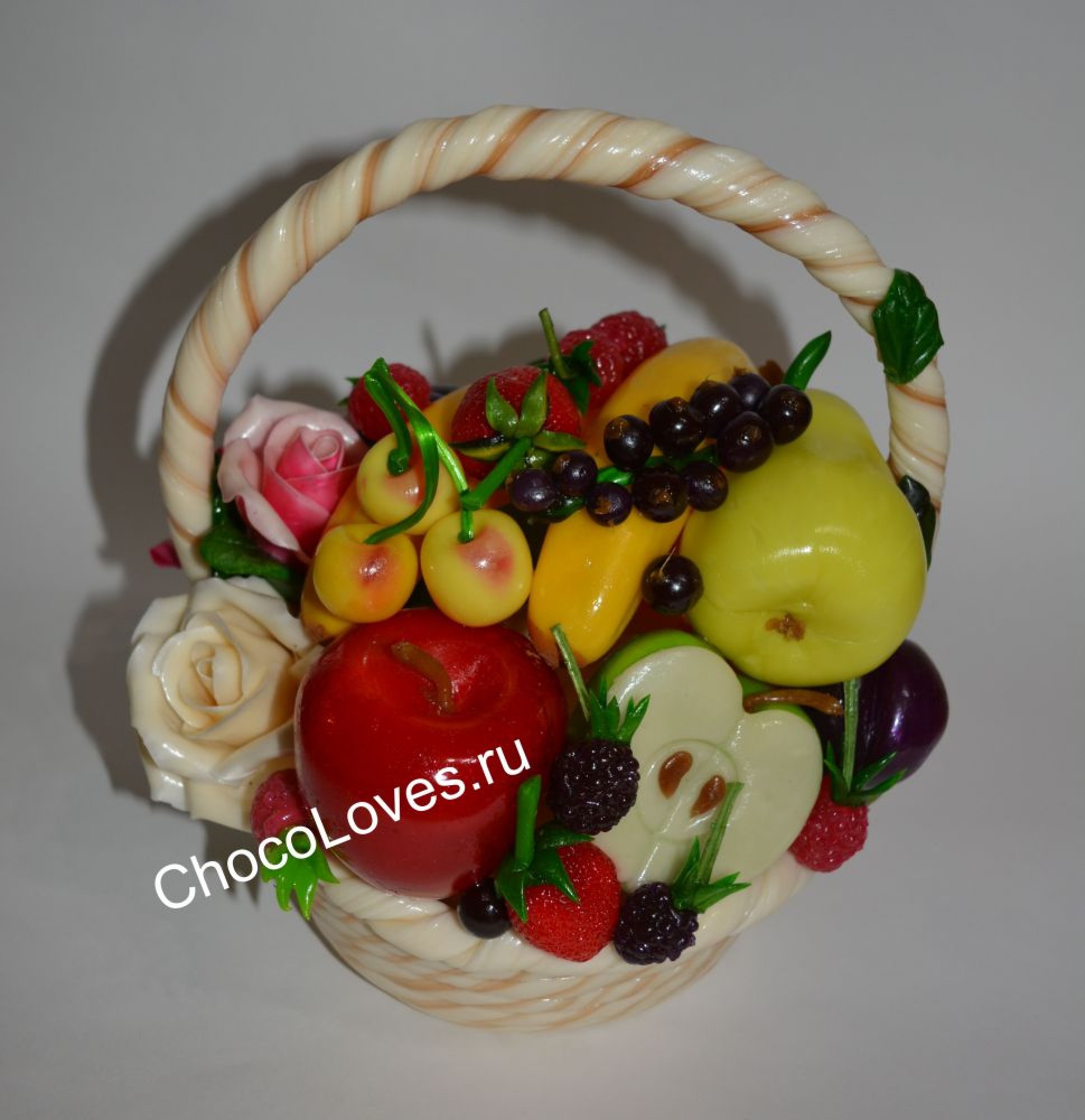 Карамельная корзина с фруктами и ягодами