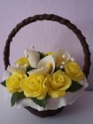 Шоколадная корзина с желтыми розами и каллами