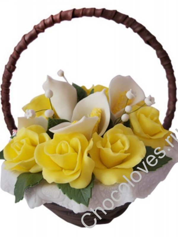 Шоколадная корзина с желтыми розами и каллами