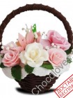 Красивая шоколадная корзина розовых роз и лилий