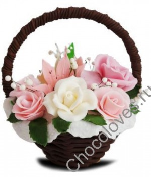 Красивая шоколадная корзина розовых роз и лилий