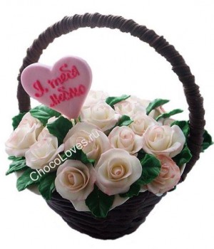 Шоколадный букет белых роз с сердцем