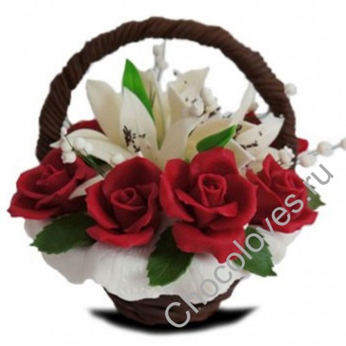 Красивая шоколадная корзина с красными розами и лилиями