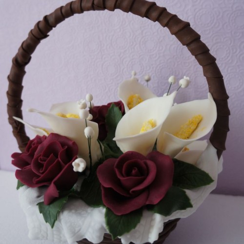 Шоколадная корзина с розами и каллами