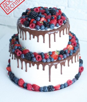 Двухъярусный торт без мастики с ягодами №2