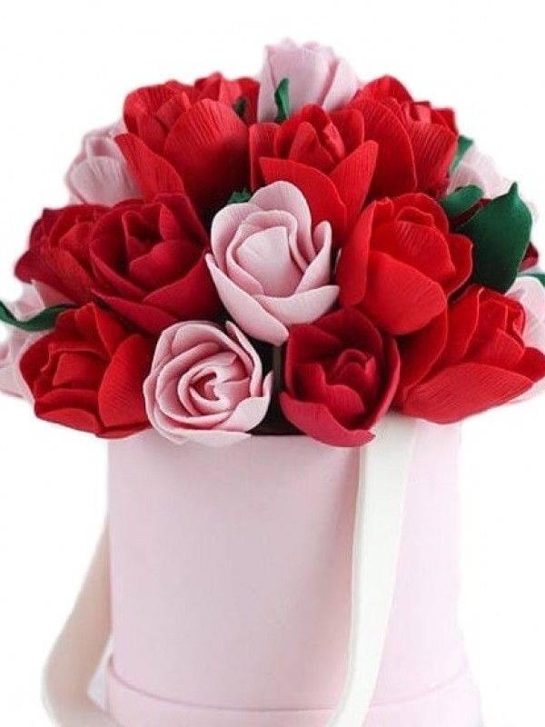 Сладкий подарок с красными тюльпанами