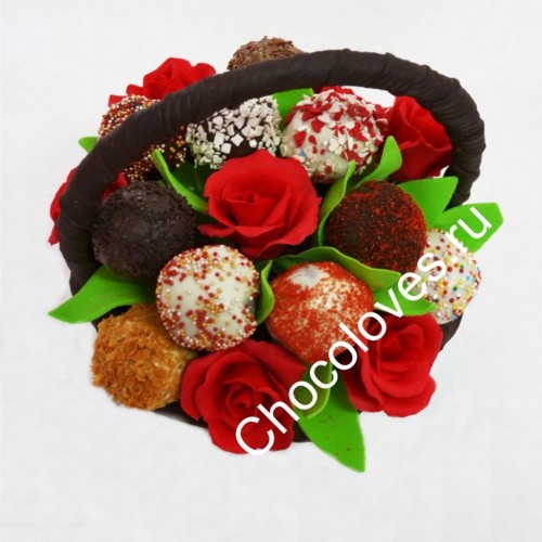 Шикарный шоколадный букет с розами и кейк-попсами (пирожными).