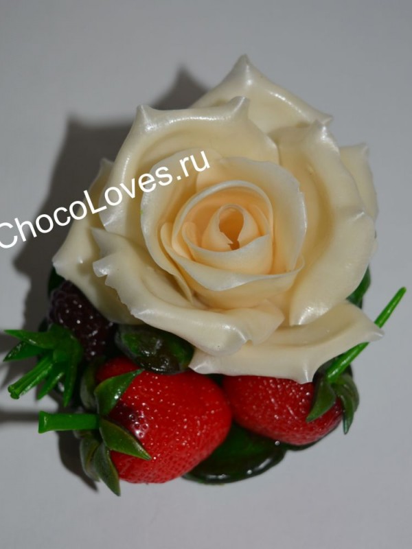 Карамельная роза с ягодами