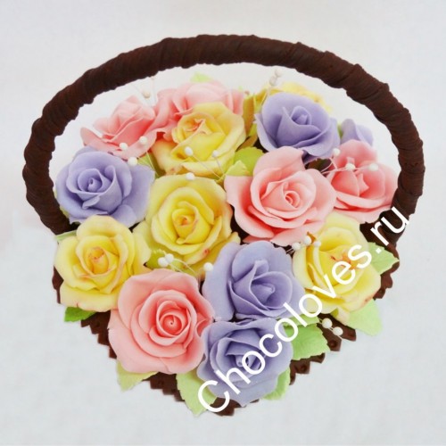 Красивая шоколадная корзина разноцветных роз